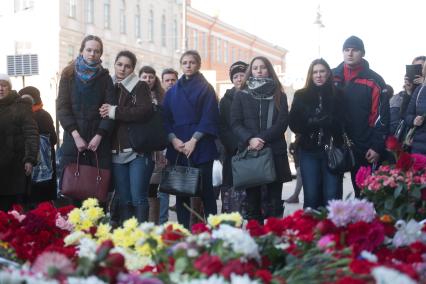 Санкт-Петербург. Горожане несут цветы к станции метро `Технологический институт` в память о погибших в результате взрыва в перегоне между станциями  `Сенная площадь` и `Технологический институт`.