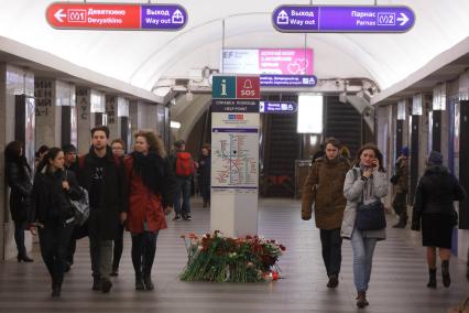 Санкт-Петербург. Горожане несут цветы на станцию метро  `Технологический институт 2` в память о погибших в результате взрыва в перегоне между станциями  `Сенная площадь` и `Технологический институт`.