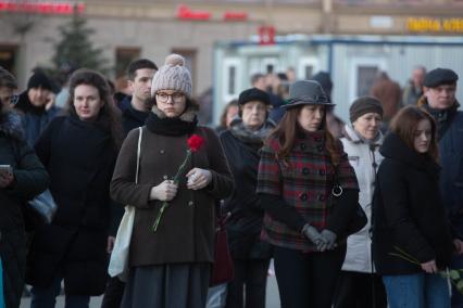 Санкт-Петербург. Горожане несут цветы и свечи к станции метро `Спасская` в память о погибших в результате взрыва в перегоне между станциями  `Сенная площадь` и `Технологический институт`.