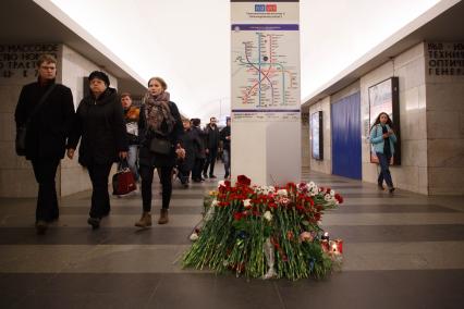 Санкт-Петербург. Горожане несут цветы на станцию метро  `Технологический институт 2` в память о погибших в результате взрыва в перегоне между станциями  `Сенная площадь` и `Технологический институт`.