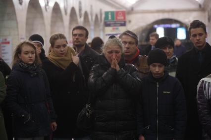 Санкт-Петербург. Горожане несут цветы на станцию метро  `Технологический институт 2` в память о погибших в результате взрыва в перегоне между станциями  `Сенная площадь` и `Технологический институт`.