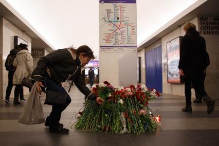 Санкт-Петербург. Горожане несут цветы на станцию метро  `Технологический институт 2` в память о погибших в результате взрыва в перегоне между станциями  `Сенная площадь` и `Технологический институт`.