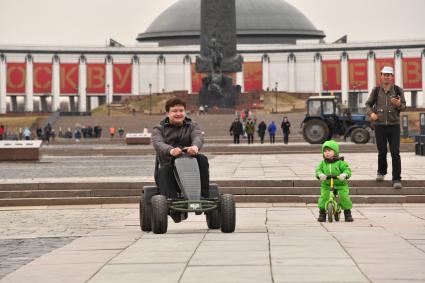 Москва. Корреспондент `Комсомольской правды ` Павел Клоков тестирует веломобиль на дорожках парка  Победы.