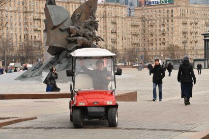 Москва. Корреспондент `Комсомольской правды ` Павел Клоков тестирует гольфкар на дорожках парка  Победы.