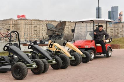 Москва. Корреспондент `Комсомольской правды ` Павел Клоков тестирует гольфкар на дорожках парка  Победы.