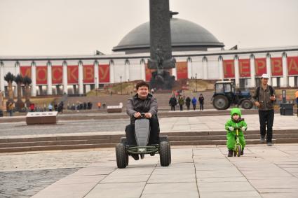 Москва. Корреспондент `Комсомольской правды ` Павел Клоков тестирует веломобиль на дорожках парка  Победы.