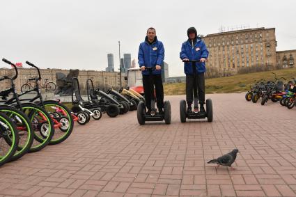 Москва. Сотрудники проката едут на сигвеях в парке Победы.