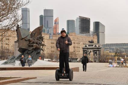 Москва. Корреспондент `Комсомольской правды ` Павел Клоков тестирует сигвей на дорожках парка  Победы.