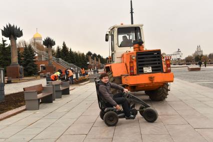 Москва. Корреспондент `Комсомольской правды ` Павел Клоков тестирует веломобиль на дорожках парка  Победы.