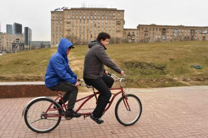 Москва. Корреспондент `Комсомольской правды ` Павел Клоков тестирует велосипед тандем на дорожках парка  Победы.