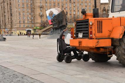 Москва. Корреспондент `Комсомольской правды ` Павел Клоков тестирует веломобиль на дорожках парка Победы.