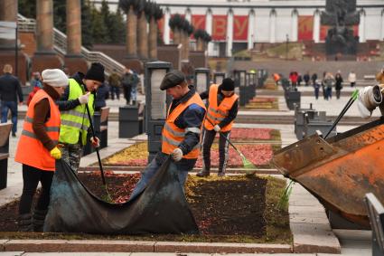 Москва. Сотрудники коммунальных служб высаживают цветы на клумбы в парке Победы.