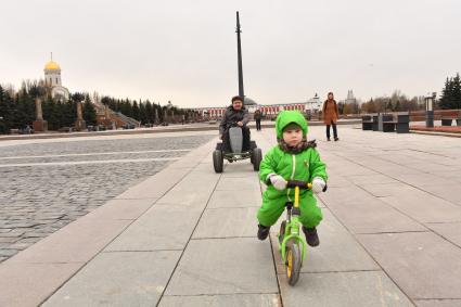 Москва. Корреспондент `Комсомольской правды ` Павел Клоков тестирует веломобиль на дорожках парка  Победы.