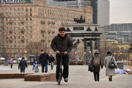 Москва. Корреспондент `Комсомольской правды ` Павел Клоков тестирует самокат на дорожках парка  Победы.