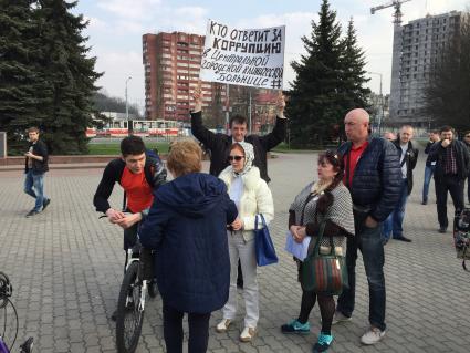 Калининград. Временно исполняющий обязанности губернатора Калининградской области Антон Алиханов приехал на велоспеде на митинг против коррупции.