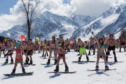 Сочи. Участники высокогорного карнавала BoogelWoogel во время массового спуска с горы в купальных костюмах на горнолыжном курорте `Роза Хутор` в Красной поляне.