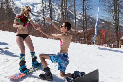 Сочи. Участники высокогорного карнавала BoogelWoogel во время массового спуска с горы в купальных костюмах на горнолыжном курорте `Роза Хутор` в Красной поляне.