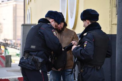 Москва. Усиление мер безопасности в московском метрополитене после взрыва в вагоне метро в Санкт-Петербурге. Сотрудники полиции во время досмотра вещей при входе в метро.