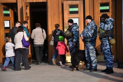 Москва. Усиление мер безопасности в московском метрополитене после взрыва в вагоне метро в Санкт-Петербурге. Сотрудники полиции с собакой у входа в метро.