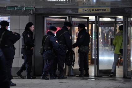 Москва. Усиление мер безопасности в московском метрополитене после взрыва в вагоне метро в Санкт-Петербурге. Сотрудники полиции на станции метро `Комсомольская`.