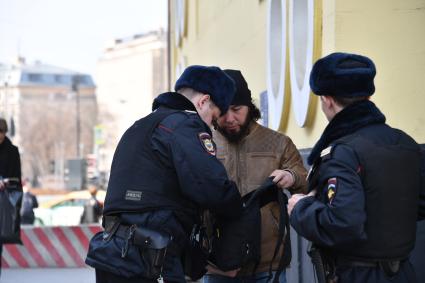 Москва. Усиление мер безопасности в московском метрополитене после взрыва в вагоне метро в Санкт-Петербурге. Сотрудники полиции во время досмотра вещей при входе в метро.