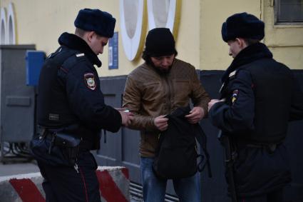 Москва. Усиление мер безопасности в московском метрополитене после взрыва в вагоне метро в Санкт-Петербурге. Сотрудники полиции во время досмотра вещей при входе в метро.