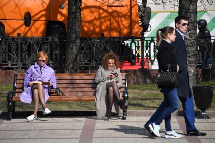 Москва. Девушки сидят на скамейке на бульваре.