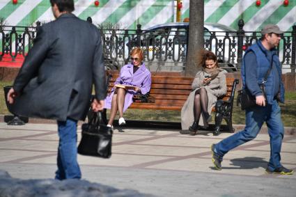 Москва. Девушки сидят на скамейке на бульваре.