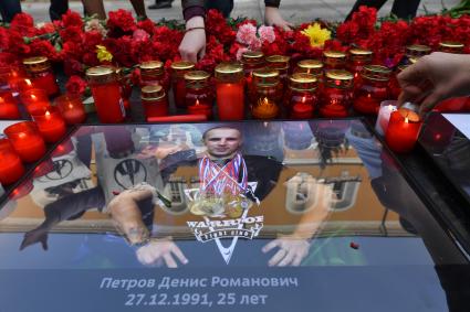Москва. Акция памяти жертв теракта в метро Санкт-Петербурга `Питер - Мы с тобой!` в Александровском саду.