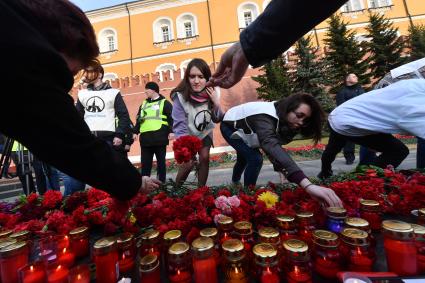 Москва.  Участники акции памяти жертв теракта в метро Санкт-Петербурга `Питер - Мы с тобой!`  в Александровском саду.