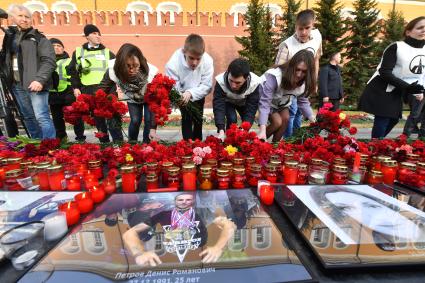 Москва.  Участники акции памяти жертв теракта в метро Санкт-Петербурга `Питер - Мы с тобой!`  в Александровском саду.