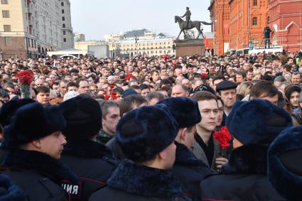 Москва.  Участники акции памяти жертв теракта в метро Санкт-Петербурга `Питер - Мы с тобой!` на Манежной площади.