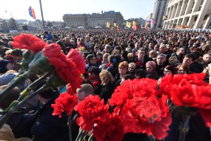 Москва.  Участники акции памяти жертв теракта в метро Санкт-Петербурга `Питер - Мы с тобой!` на Манежной площади.