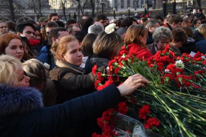 Москва.  Участники акции памяти жертв теракта в метро Санкт-Петербурга `Питер - Мы с тобой!`  в Александровском саду.