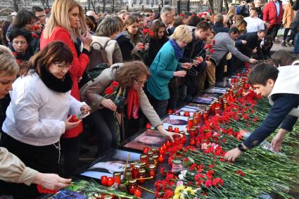 Москва.  Участники акции памяти жертв теракта в метро Санкт-Петербурга `Питер - Мы с тобой!`  в Александровском саду.