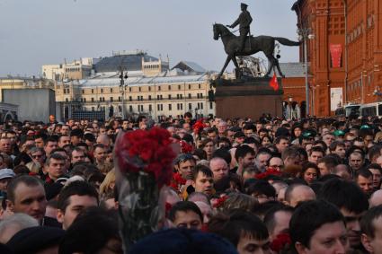 Москва. Участники акции памяти жертв теракта в метро Санкт-Петербурга `Питер - Мы с тобой!` на Манежной площади.
