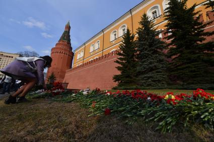 Москва.  Участники акции памяти жертв теракта в метро Санкт-Петербурга `Питер - Мы с тобой!`  в Александровском саду.