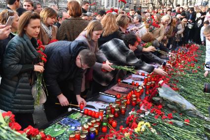 Москва.  Участники акции памяти жертв теракта в метро Санкт-Петербурга `Питер - Мы с тобой!`  в Александровском саду.