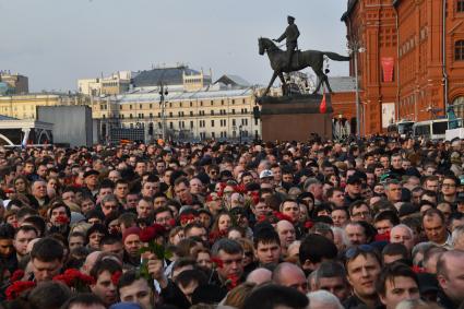 Москва.  Участники акции памяти жертв теракта в метро Санкт-Петербурга `Питер - Мы с тобой!` на Манежной площади.