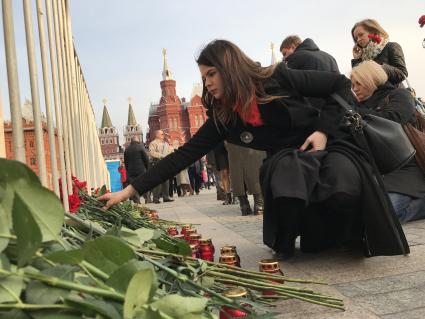 Москва. Участник акции памяти жертв теракта в метро Санкт-Петербурга `Питер - Мы с тобой!` на Манежной площади.