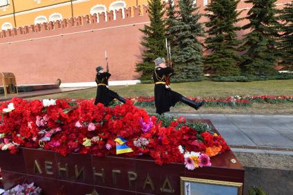 Москва.   Цветы  у мемориала города-героя Ленинграда в Александровском саду во время  акции памяти жертв теракта в метро Санкт-Петербурга `Питер - Мы с тобой!`.