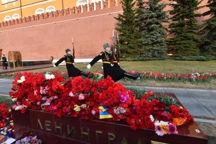 Москва.   Цветы и свечи у мемориала города-героя Ленинграда в Александровском саду во время  акции памяти жертв теракта в метро Санкт-Петербурга `Питер - Мы с тобой!`.