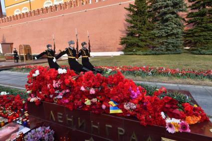 Москва.   Цветы и свечи у мемориала города-героя Ленинграда в Александровском саду во время  акции памяти жертв теракта в метро Санкт-Петербурга `Питер - Мы с тобой!`.