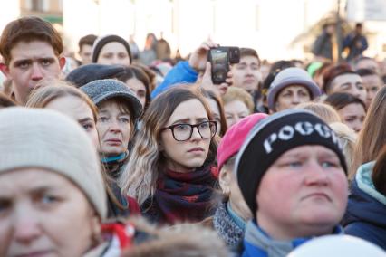 Санкт-Петербург.   Жители города во время акции в память о жертвах теракта в метро  у станции `Технологический институт`.