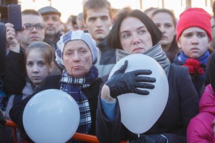 Санкт-Петербург.   Жители города во время акции в память о жертвах теракта в метро  у станции `Технологический институт`.