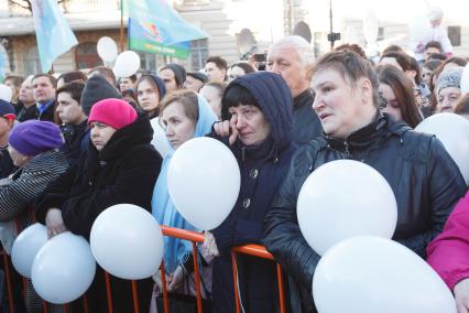 Санкт-Петербург.   Жители города во время акции в память о жертвах теракта в метро  у станции `Технологический институт`.