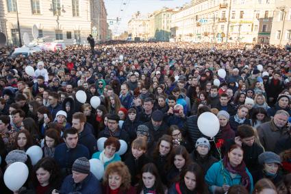 Санкт-Петербург.   Жители города во время акции в память о жертвах теракта в метро  у станции `Технологический институт`.