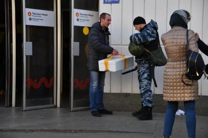 Москва. Усиление мер безопасности в московском метрополитене после взрыва в вагоне метро в Санкт-Петербурге. Сотрудник ОМОН во время досмотра вещей при входе на станцию метро `Проспект Мира`.