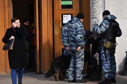 Москва. Усиление мер безопасности в московском метрополитене после взрыва в вагоне метро в Санкт-Петербурге. Сотрудники полиции с собакой во время досмотра вещей при входе на станцию `Проспект Мира-кольцевая`.