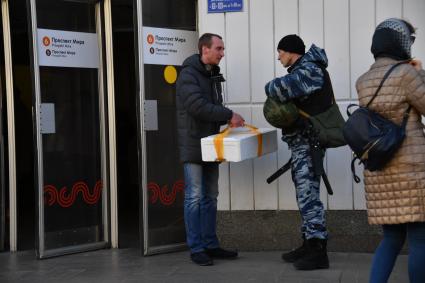 Москва. Усиление мер безопасности в московском метрополитене после взрыва в вагоне метро в Санкт-Петербурге. Сотрудник ОМОН во время досмотра вещей при входе на станцию метро `Проспект Мира`.